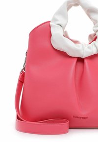 Borsa a mano in pelle sintetica rosa con manico a scrunchie in tessuto bianco, dotata di tracolla e logo in rilievo sul fronte.