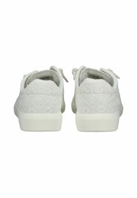 Bílé tenisky s texturovanou tkaninou s květinovými vzory, kulatými patami a malým podpatkem; minimalistický design bez viditelného brandingu.