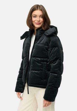 Veste matelassée noire avec une texture brillante, fermeture éclair et capuche. Dotée de grandes poches et d'un détail de logo sur la manche.