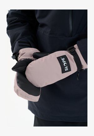 Helle rosa Handschuhe mit schwarzen Lederakzenten, ausgestattet mit einem Riemen mit Schnalle und einem SLOPE-Logo, vor einem dunklen Oberbekleidungs-Hintergrund.