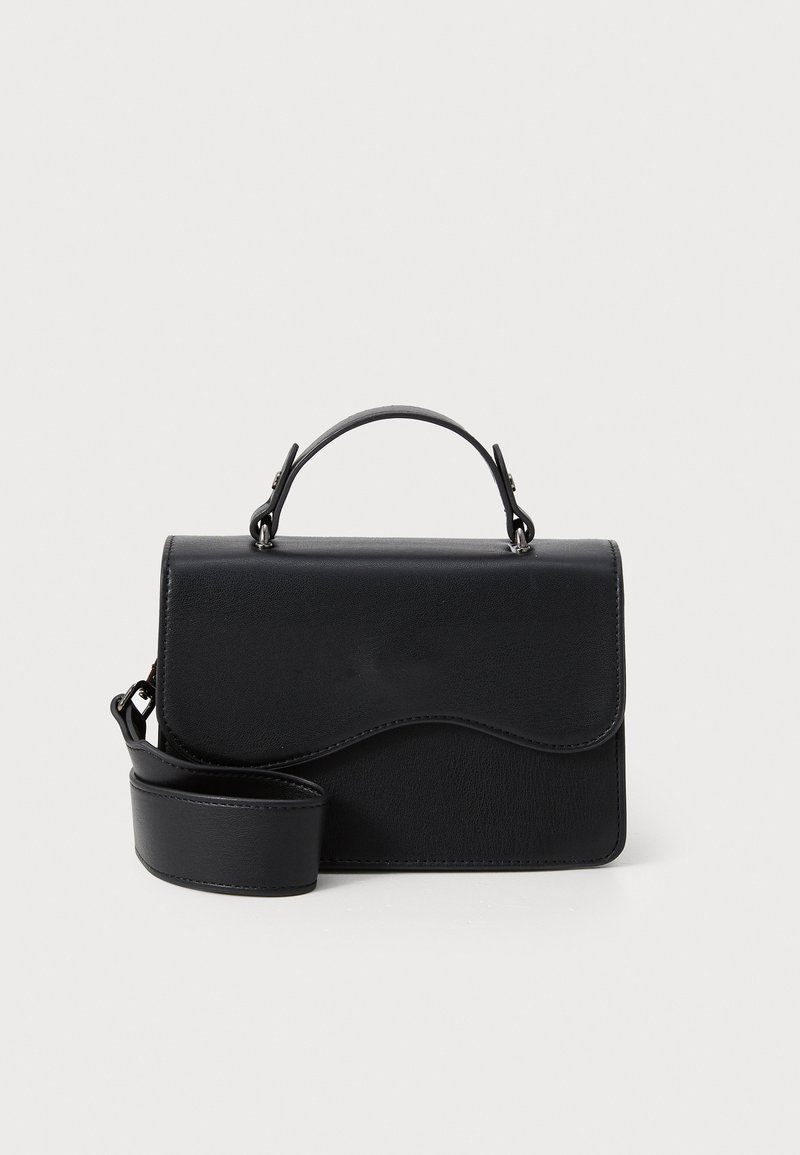 Sac à main noir en cuir lisse, avec un rabat incurvé, une poignée supérieure et une bandoulière détachable. Forme rectangulaire compacte.