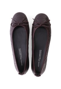 Bruine gewatteerde ballerina's van synthetisch materiaal, met een ronde neus en een strikaccent aan de voorkant. Glad binnenvoering.