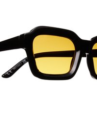 Černé obdélníkové sluneční brýle s tlustými rámy a žlutými skly. Mezi vlastnosti patří hladký povrch a potištěné informace na nožičce.