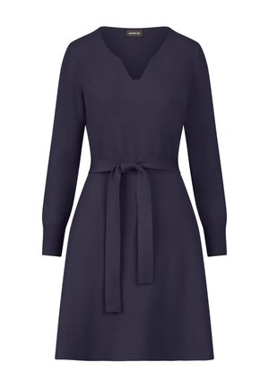 Vestido de punto azul marino con mangas largas, escote en V y cintura ceñida con cinturón. Textura suave con puños acanalados y dobladillo acampanado.