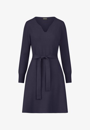 Vestido de punto azul marino con mangas largas, escote en V y cintura ceñida con cinturón. Textura suave con puños acanalados y dobladillo acampanado.