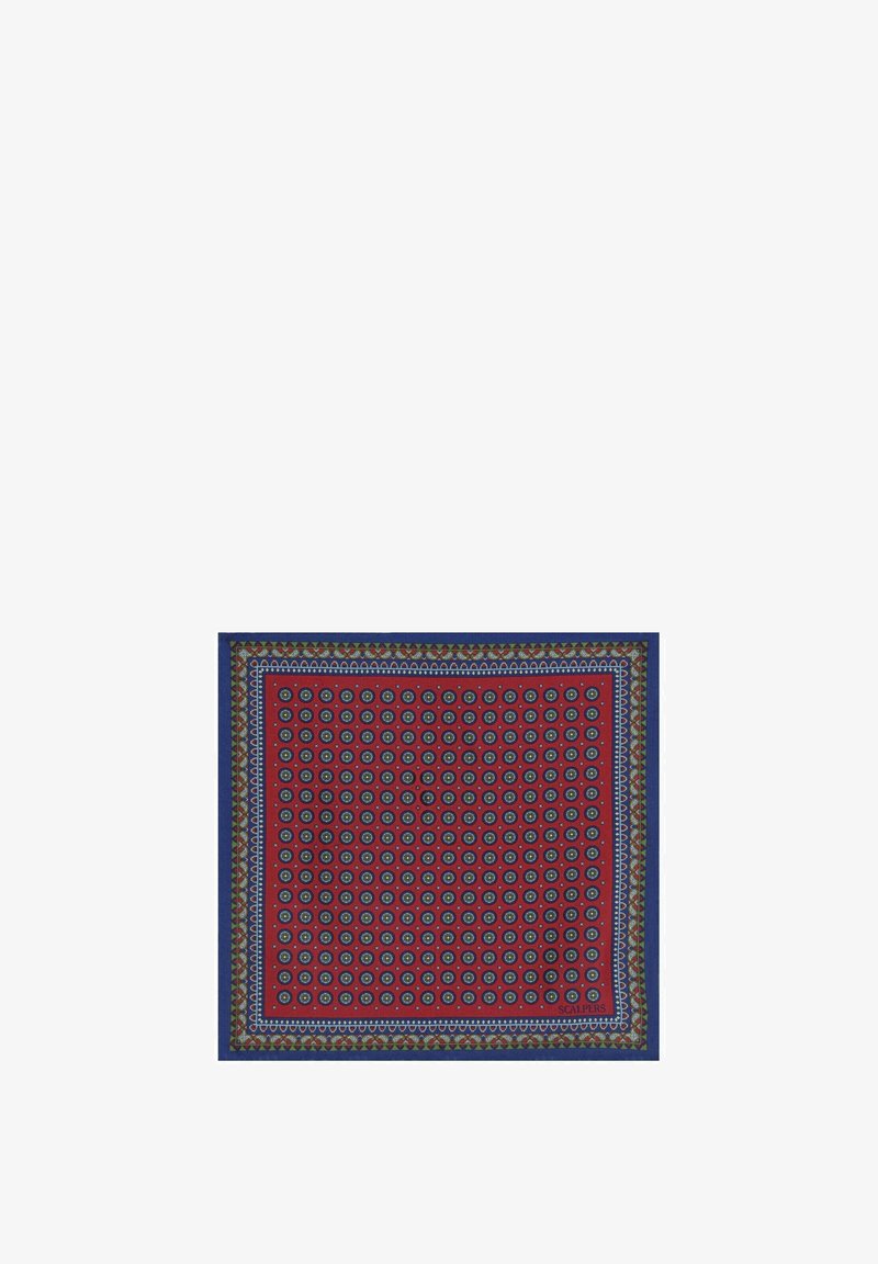 Pañuelo cuadrado rojo con patrones geométricos circulares en azul y verde, y un borde azul con diseños triangulares multicolores.