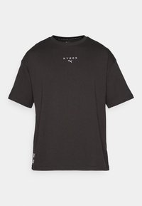Camiseta negra de manga corta con cuello redondo, con el logo blanco "HYROX" y el logo de Puma centrados en el pecho y un pequeño texto blanco cerca do do do final del do final.