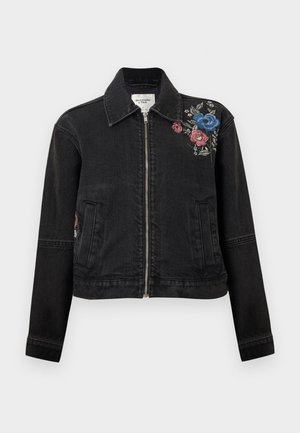 Schwarze Jeansjacke mit vorderem Reißverschluss, spitzem Kragen, Seitentaschen und blauer sowie pinkfarbener Blumenstickerei auf der linken oberen Schulter.