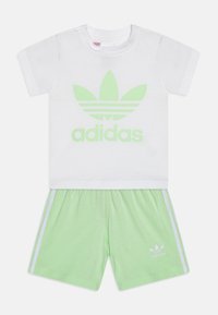 adidas Originals - TEE INFANT UNISEX SET - Rövidnadrágok - semi green spark Miniatűr kép 1