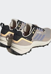 Adidas Terrex TERREX SWIFT R3 GTX W - Hikingskor - sand strata   silver violet   acid orange