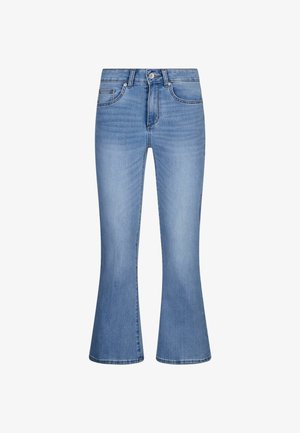 Vaqueros de mezclilla azul claro con un leve acampanado en la parte inferior, cierre frontal con botón, cremallera y diseño de cinco bolsillos.