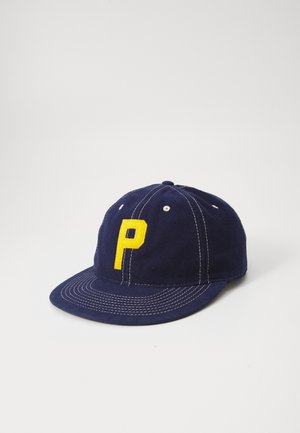 Cappellino da baseball blu navy con la lettera "P" ricamata in giallo sulla parte anteriore, caratterizzato da cuciture bianche sulla visiera e occhielli per la ventilazione.