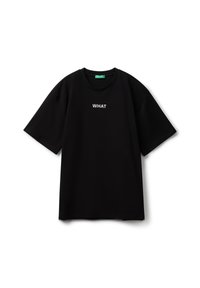 Camiseta negra de manga corta hecha de algodón, con la palabra "WHAT" en texto blanco en el frente. Diseño de cuello redondo y ajuste relajado.