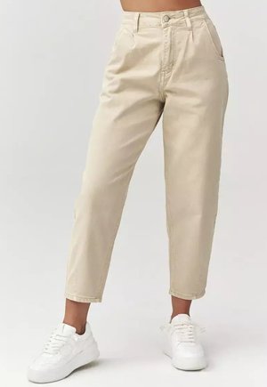 - Spodnie materiałowe