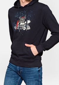 Námořnická mikina s kapucí s předním motivem vintage automobilu se surfovacími prkny a palmami, vyrobená z měkké látky s nastavitelnými šňůrkami.