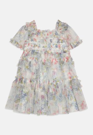 Robe fleurie avec des manches courtes à volants, en tissu léger et transparent, dans des couleurs pastel, avec un corsage smocké et des volants superposés le long de l'ourlet.