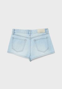 Shorts en denim bleu clair à taille haute, avec deux poches arrière, passants pour ceinture et une petite étiquette de marque beige sur la ceinture.