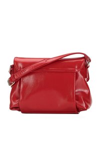 Bolso de mano de cuero rojo con un diseño plegable, una correa de hombro desmontable y una textura lisa y brillante. Presenta acentos de hardware metálico.