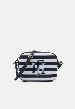 Gestreepte crossbody tas met marineblauwe en lichtblauwe strepen. Voorzien van een opvallend logo, ritssluiting en een verstelbare strap. Gladde textuur.