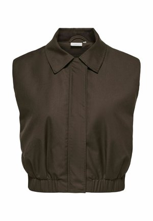 Jachetă maro scurtă fără mâneci, cu guler larg și talie elastică, închidere frontală cu nasturi ascunși.