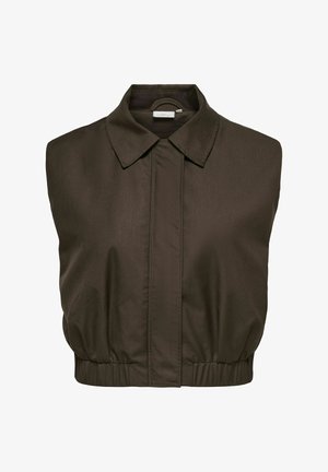 Jachetă maro scurtă fără mâneci, cu guler larg și talie elastică, închidere frontală cu nasturi ascunși.