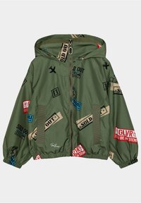 Giacca a vento verde con cappuccio e zip, dotata di varie toppe e etichette stampate in blu, rosso e beige. Polsini e orlo elasticizzati.