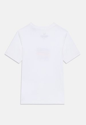 Hvid bomulds T-shirt, korte ærmer, standard rund hals, ensfarvet design. Har et diskret brandlogo trykt på den øvre ryg.