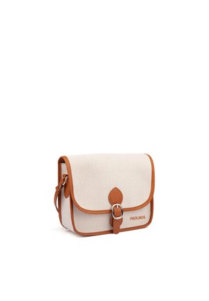 Bolso bandolera de lona beige con detalles en cuero marrón, cierre frontal con hebilla y correa de hombro ajustable. Marca en la esquina inferior delantera.