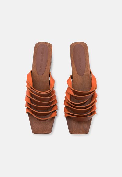 Narancssárga bőr slip-on szandálok, több hullámos pánttal, fából készült sarokkal. A talpbetétből kiemelkedő márkajelzés található. Térbeli, szögletes orr kialakítás.