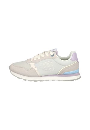 Zapatilla baja con paneles mixtos en beige, blanco y lavanda, cordones blancos y un acento azul en el talón.