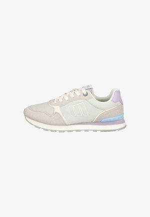 Zapatilla baja con paneles mixtos en beige, blanco y lavanda, cordones blancos y un acento azul en el talón.