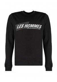 Sudadera negra con cuello redondo y mangas largas. En la parte frontal lleva texto blanco que dice "LES HOMMES" con una frase adicional debajo.