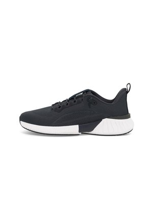 Baskets de sport noires avec tige en mesh respirant, semelle blanche texturée et languette au talon, vues de profil sur fond blanc.