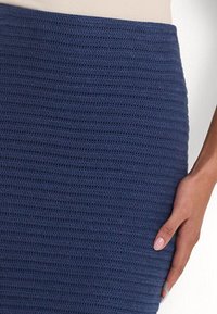 Lauren Ralph Lauren RISHONA MID PENCIL - Zīmuļsvārki - indigo dusk