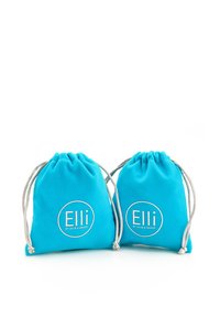 Türkisfarbene Drawstring-Taschen aus weichem Stoff mit dem weißen Logo "Elli by Julie & Grace", versehen mit silberfarbenen Kordeln zum Verschließen.