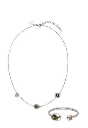Silberne Halskette und offener Silberring, jeweils mit kleinen runden grünen, braunen und hellorangen Edelsteinen auf dünner Kette und Ring.