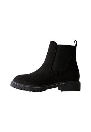 Sort ruskind ankle støvle med elastiske sidepaneler, rundet tå og en tekstureret gummisål. Har en trækskive bagpå for nem påtagning.
