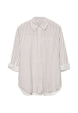 Langærmet skjorte med knapper, lodrette beige og hvide striber, spidst krave og opviklede manchetter på hvid baggrund.