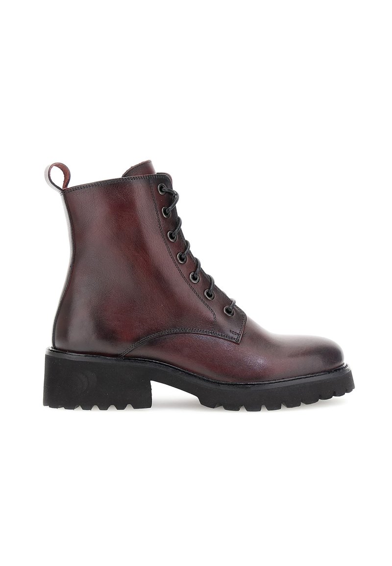 Stivaletto in pelle marrone scuro con suola nera chunky, lacci anteriori e linguetta sul retro, mostrato in profilo laterale su sfondo bianco.