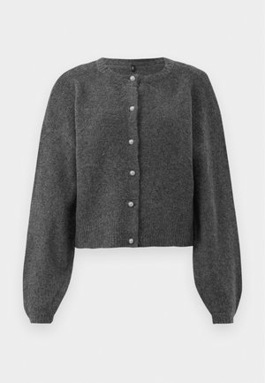 Mörkgrå kortärmad cardigan i mjukt stickat material. Har en rund halsringning och knäppning framtill med pärlliknande knappar. Långa, puffiga ärmar.