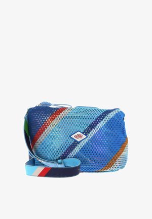 Sac bandoulière en maille bleue avec des rayures diagonales multicolores, équipé d'une bandoulière bleu clair, et d'un patch logo bleu et rouge. Fermeture éclair.