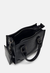 Sac à main en cuir noir avec deux poignées, un compartiment principal ouvert, une poche intérieure zippée et une petite pochette attachée avec un fermoir en métal.