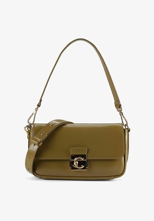 Olijfgroene leren handtas met een rechthoekige vorm, gouden sluiting, verstelbare riem en een gladde textuur.