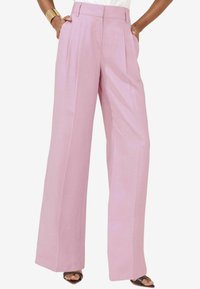 Pantaloni a gamba larga di un rosa chiaro realizzati in un tessuto testurizzato, con pieghe frontali, vita alta e tasche laterali.