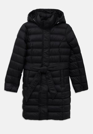 Manteau doudoune noir matelassé avec capuche et ceinture, manches longues, fermeture éclair avant et deux poches latérales.