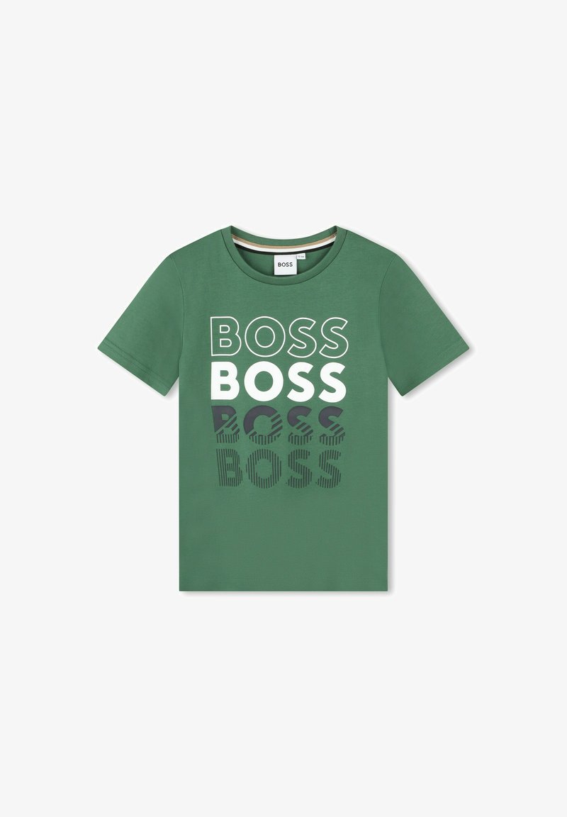 T-shirt en coton vert avec le texte "BOSS" répété dans différentes polices et teintes, doté d'un col rond et de manches courtes.