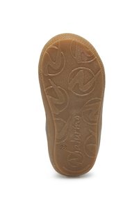 Hnědá gumová podrážka obuvi s texturovaným vzorem, který obsahuje kruhové motivy. Na boku je embosované číslo "22" a má hladký okraj.