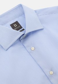 Zils un balts svītrots krekls ar izklājamo apkakli, divām baltām pogām un uzrakstu "BOGGI MILANO", izgatavots no gludas auduma.