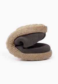 Ciabatta morbida di un grigio scuro, con una tomaia in suede testurizzato, forma attorcigliata e suola in juta arrotolata. Design leggero e flessibile.