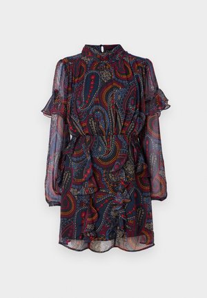 Īsām piedurknēm, jūras zila kleita ar paisley rakstu sarkanas, dzeltenas un zilas krāsas; ar volāniem ap apakšmalu un piedurknēm, un augstu apkakli.